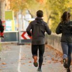Jogger:innen und Radfahrer