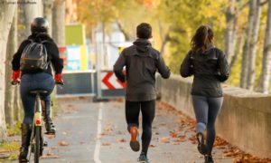 Jogger:innen und Radfahrer