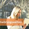 Frau schaut auf Tablet