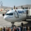 Menschen stehen auf Flugzeug Kabul
