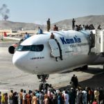 Menschen stehen auf Flugzeug Kabul
