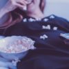 Frau mit Popcorn