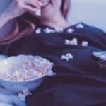 Frau mit Popcorn
