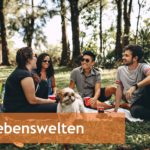 Junge Menschen auf der Wiese