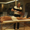 Filmstill aus 'Schönheit': Protagonist Arnold Dirks aus dem Film 'Schönheit' liegt auf der Massagebank