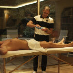 Filmstill aus 'Schönheit': Protagonist Arnold Dirks aus dem Film 'Schönheit' liegt auf der Massagebank