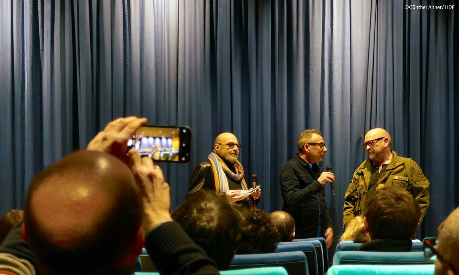 Schattenkind im Atelier am Bollwerk. Goggo Gensch vom Haus des Dokumentarfilms modertiert das Filmgespräch mit Jo Müller und Andy Reiner.