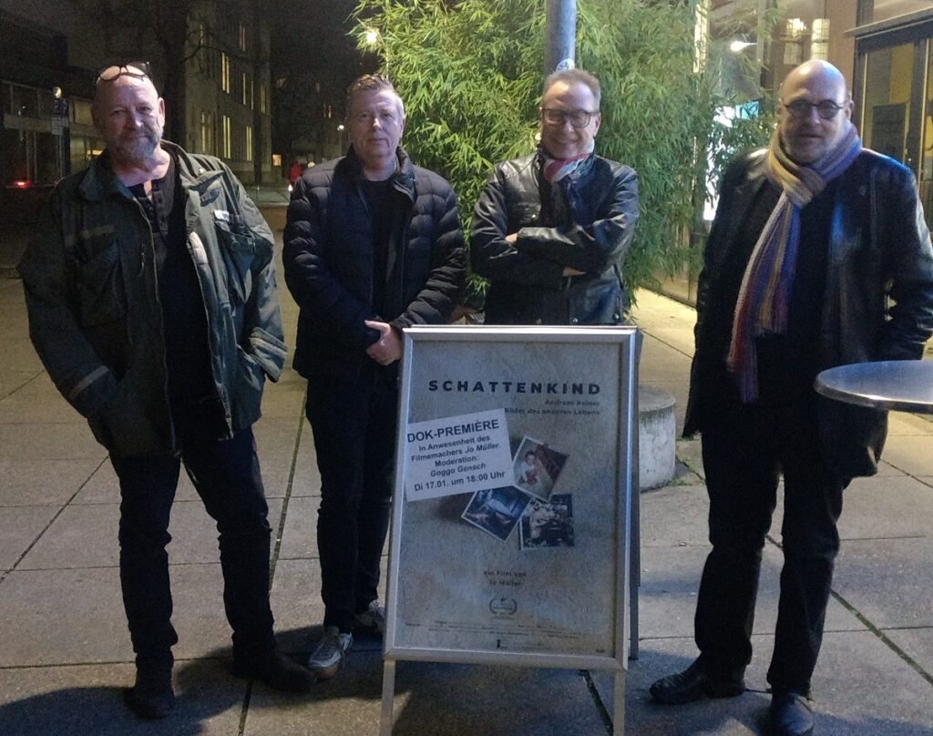 Andy Reiner, Dirk Maassen, Jo Müller und Goggo Gensch posieren mit Filmplakat