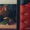 Protagonistin von „Anqa“ von Helin Çelik sitzt vor einem Blumenstraß.