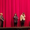 Frauen vor Kinovorhang v.l.n.r.: Moderatorin, Helin Celic, Rebeca Sánchez López und Raquel Fernández Núñez.