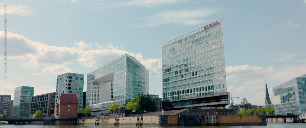 Filmstill aus "Erfundene Wahrheit": SPIEGEL-Brücke © Sky Deutschland/Kinescope/Nicolai Mehring