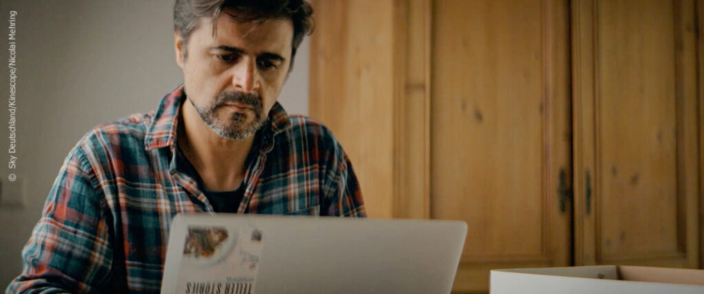 Filmstill aus "Erfundene Wahrheit": Juan Moreno am Laptop © Sky Deutschland/Kinescope/Nicolai Mehring