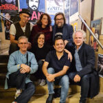 Gruppenbild ROBIN BANK bei den Hofer Filmtagen 2022. Obere Reihe: Günter Schwaiger, Angeliki Antoniou, Jens Meurer (Jury GRANIT - Hofer Dokumentarfilmpreis 2022). Untere Reihe: Thorsten Schaumann (Künstl. Ltg. Hofer Filmtage), Anna Giralt Gris (Regisseurin), Jorge Caballero (Gusano Films), Arek Gielnik (Indi Film) © Indi Film