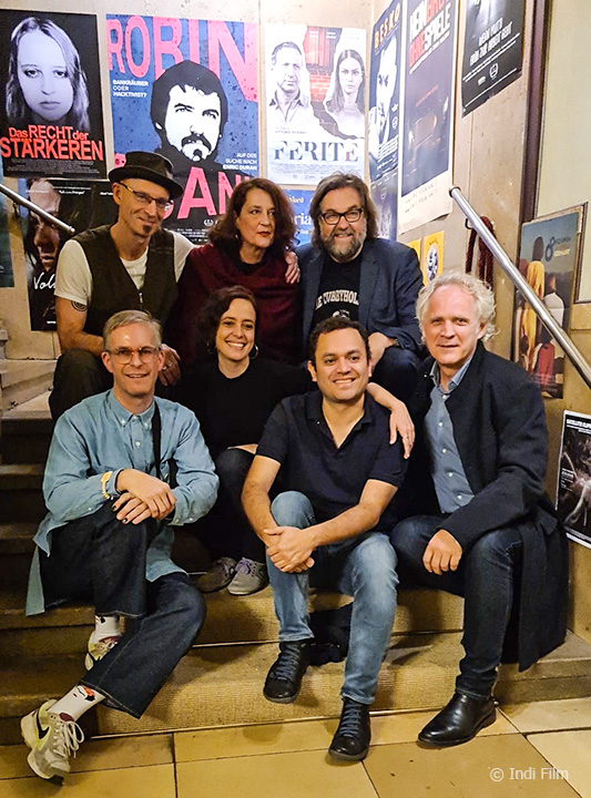 Gruppenbild ROBIN BANK bei den Hofer Filmtagen 2022. Obere Reihe: Günter Schwaiger, Angeliki Antoniou, Jens Meurer (Jury GRANIT - Hofer Dokumentarfilmpreis 2022). Untere Reihe: Thorsten Schaumann (Künstl. Ltg. Hofer Filmtage), Anna Giralt Gris (Regisseurin), Jorge Caballero (Gusano Films), Arek Gielnik (Indi Film) © Indi Film