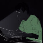 Filmstill aus ROBIN BANK. Abgebildet ist eine Animation, die hauptsächlich schwarz gehalten ist und nur Konturen eines Menschen im grünen T-Shirt zeigt, der an einem Laptop arbeitet. © Camino Filmverleih