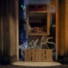 Filmstill aus ROBIN BANK. Zu sehen ist ein mutmaßlich kaputter Geldautomat, der mit antikapitalistischen Graffitis beschmiert ist © Camino Filmverleih