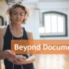 Beyond Documentary Titelbild Frau mit Kopfhörern