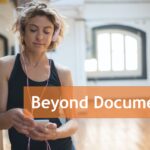 Beyond Documentary Titelbild Frau mit Kopfhörern
