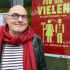 DOK Premiere Für die Vielen Moderator Goggo Gensch vor dem Kino Atelier am Bollwerk