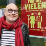 DOK Premiere Für die Vielen Moderator Goggo Gensch vor dem Kino Atelier am Bollwerk