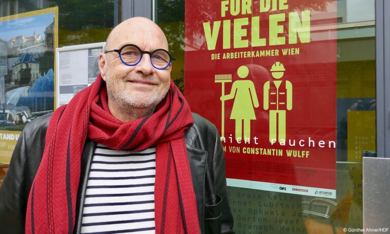 DOK Premiere Für die Vielen Moderator Goggo Gensch vor dem Kino Atelier am Bollwerk