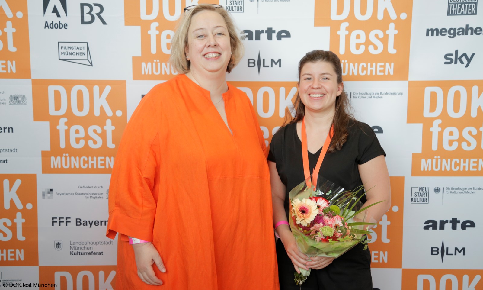Dok.fest Muenchen DOK Talent Award. Senior Partner Sonya Winterberg (Winterberg Media) (l.) mit Gewinnerin Daniela Magnani Hüller (rechts)