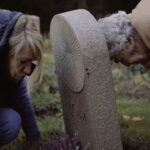 Filmstill Liebe Angst: Lore und Kim am Grab von Tom Seligsohn