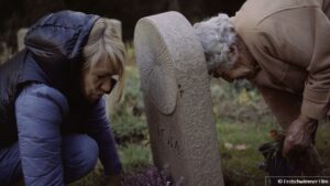 Filmstill Liebe Angst: Lore und Kim am Grab von Tom Seligsohn