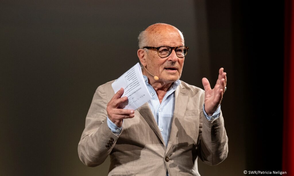 Volker Schlöndorff hält Laudatio auf Wim Wenders beim Deutschen dokumentarfilmpreis 2023