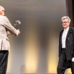 Volker Schlöndorff hält Laudatio auf Wim Wenders beim Deutschen dokumentarfilmpreis 2023