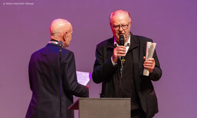 Stefan Paul bei der Dankesrede für die Preisverleihung (Foto: Melina Seitz/Hofer Filmtage)