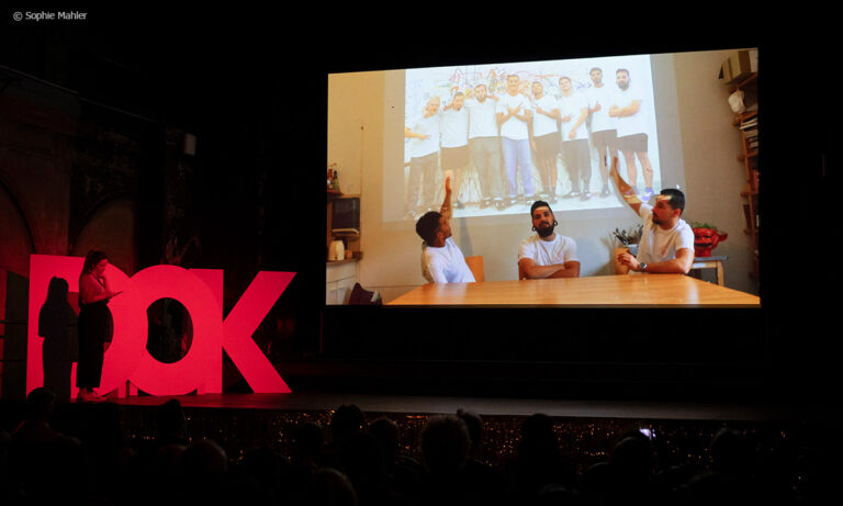 Gedanken-Aufschluss-Preis für FOR THE TIME BEING | Videobotschaft der Jury (Foto: Sophie Mahler/DOK Leipzig)