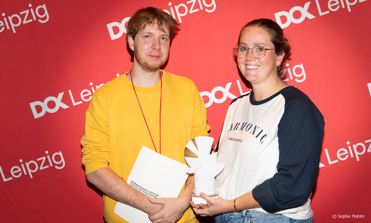 Jonathan Schörnig und Protagonistin Clara Richter (“Einhundertvier”), Gewinner der Golden Taube Langfilm im Deutschen Wettbewerb Dokumentarfilm