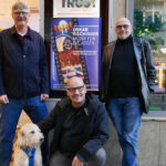 Gruppenbild vor dem Kinoeingang: Harald Pulch (links), Hund Tito, Ralf Ott (Mitte), Goggo Gensch (rechts). Foto: Günther Ahner/HDF