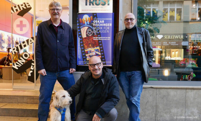 Gruppenbild vor dem Kinoeingang: Harald Pulch (links), Hund Tito, Ralf Ott (Mitte), Goggo Gensch (rechts). Foto: Günther Ahner/HDF