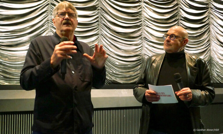 Im Publikumsgespräch erklärt Harald Pulch, warum 30 Jahre bis zum fertigen Film vergangen sind (Foto: Günther Ahner/HDF)