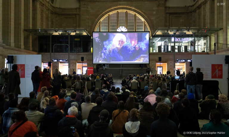 DOK Leipzig 2023: Eröffnung im Hbf mit VIKA! (Foto: Sophie Mahler/DOK Leipzig 2023)