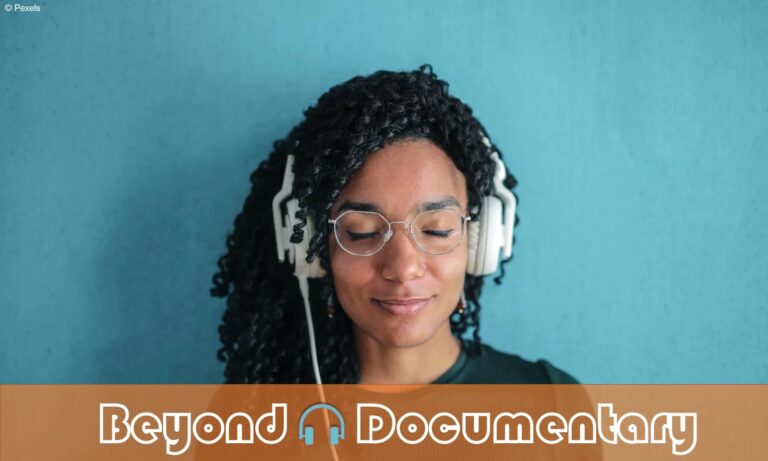 Beyond Documentary Banner: Frau mit Kopfhörern