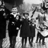 Kinder halten Fahnen mit Hakenkreuzt in Berlin 1933
