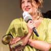 Lea Najjar, Regisseurin KASH KASH, bei der Verleihung des Deutschen Dokumentarfilmpreises 2023 (Foto: Patricia Neligan/SWR)
