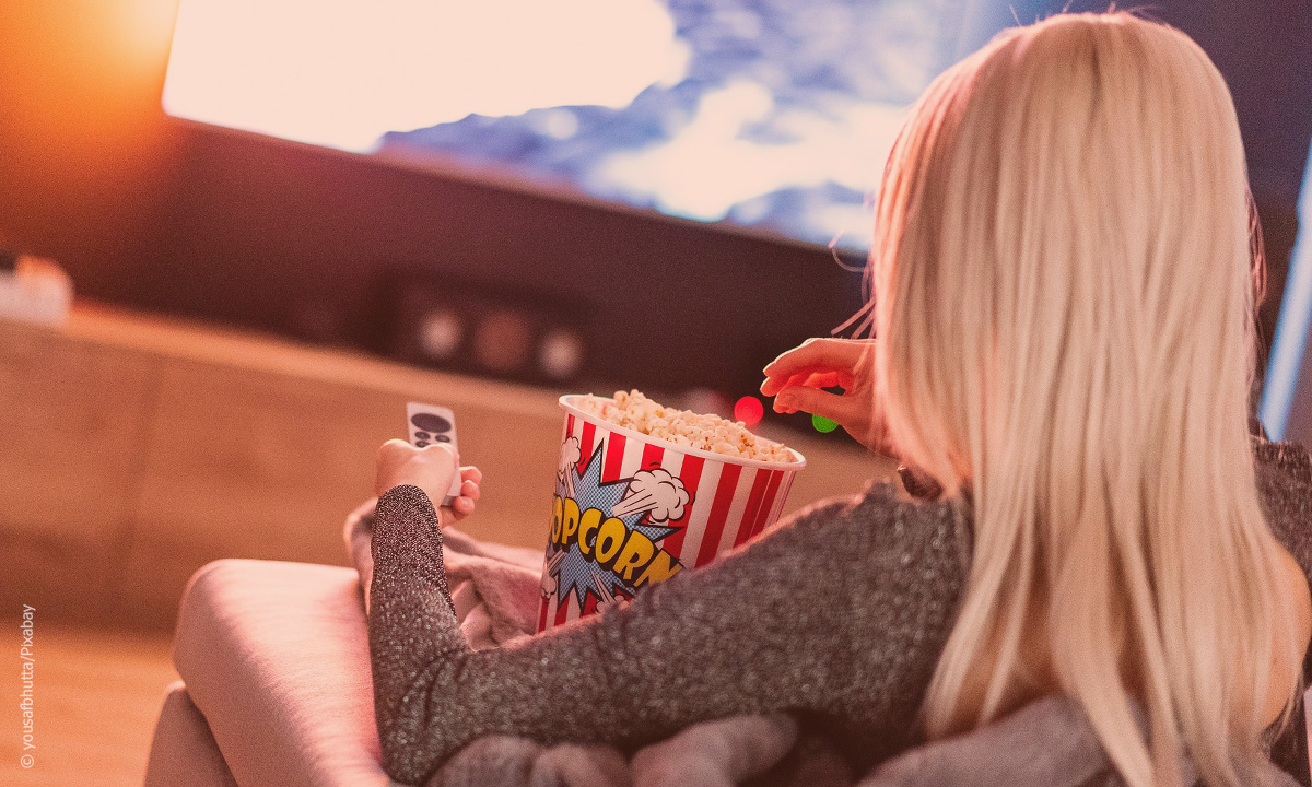 Fernsehen schauen und Popcorn essen (Foto: yousafbhutta/Pixabay)
