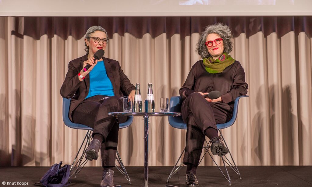 Monika Preischl im Filmgespräch mit der Preisträgerin Farahnaz Sharifi.