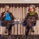 Monika Preischl im Filmgespräch mit der Preisträgerin Farahnaz Sharifi.