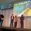 Farahnaz Sharifi gibt bei der Preisverleihung ein Statement ab