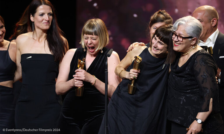 Steffi Niederzoll (Regie), Melanie Andernach (Produzentin) und weitere Personen bei der Verleihung des Deutschen Filmpreises (Foto; Eventpress/Deutscher Filmpreis 2024)